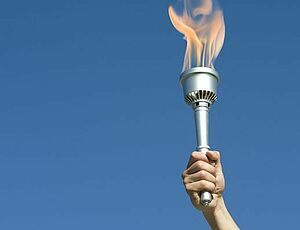Main qui tient la Flamme Olympique - Agrandir l'image (fenêtre modale)