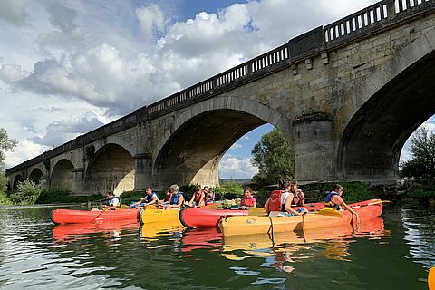 Groupe de canoës sur la Meuse