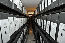 Boîtes d’archives dans un magasin de conservation - Agrandir l'image (fenêtre modale)