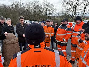Les agents des routes entourent le Président du Conseil départemental et les élus locaux - Agrandir l'image (fenêtre modale)