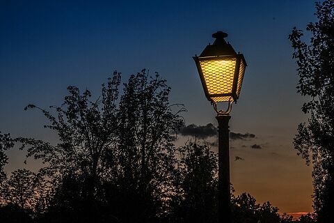 Lampadaire urbain quand la nuit vient de tomber