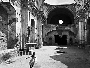Petite fille qui court au milieu des ruines d'un batiment ancien - Agrandir l'image (fenêtre modale)